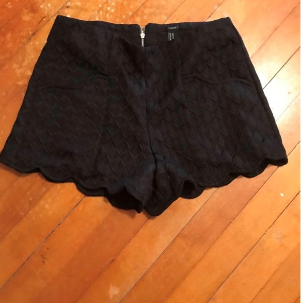 High-waisted textured shorts
